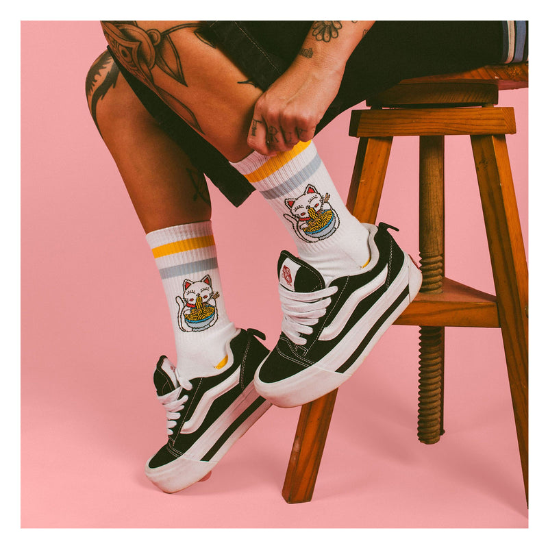 Chaussette American Socks Blanc Unisexe Motif Chat mange nouille Vu Photoshoot