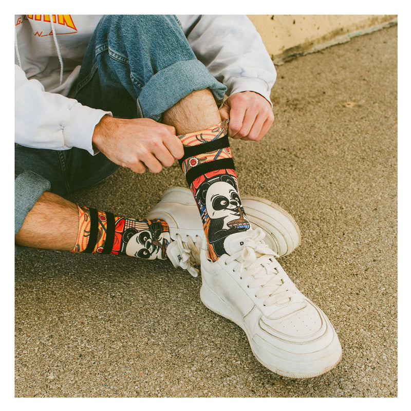 Chaussette American Sock Orange et Noir Motif Panda mange Nouille Vue Photoshoot
