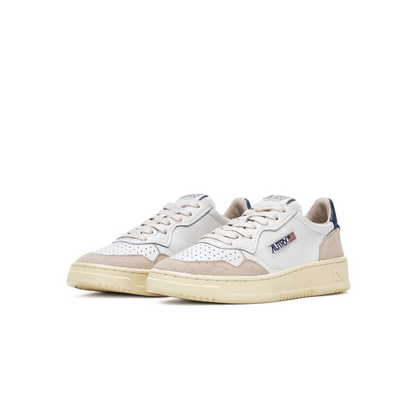 Sneakers AUTRY Medalist Low code LS28 - White and Blue leather suede