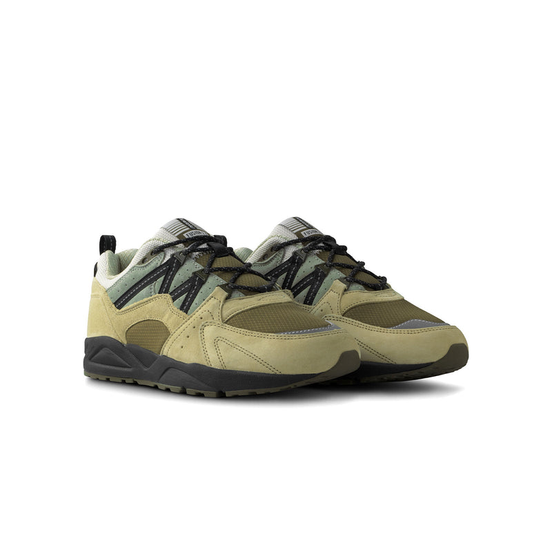 sneakers karhu vertes kakhi avec toile cordura vue de trois quarts