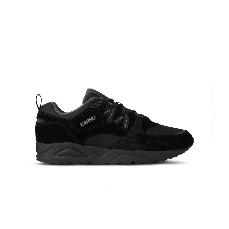 baskets karhu fusion toutes noires vues de profil 