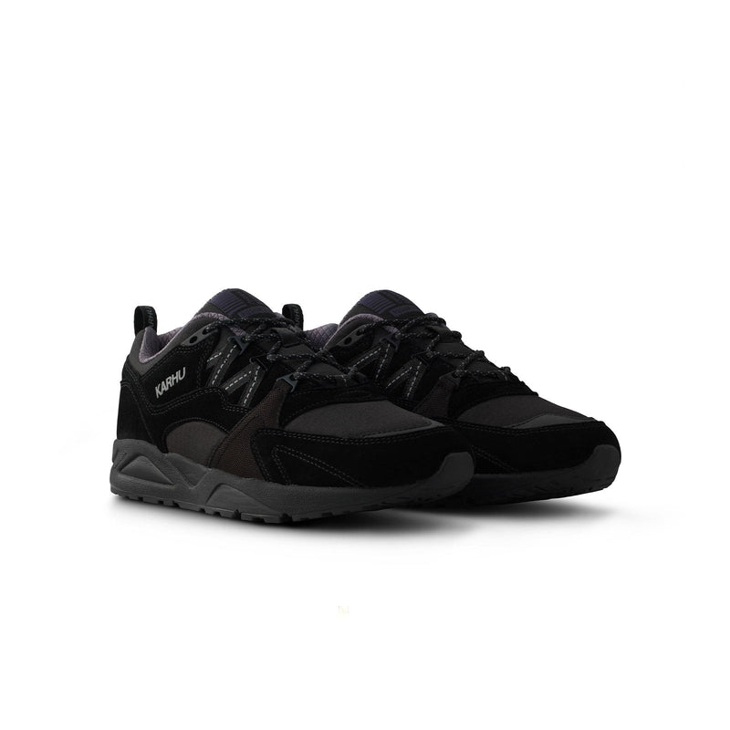 baskets karhu fusion toutes noires vues de trois quarts