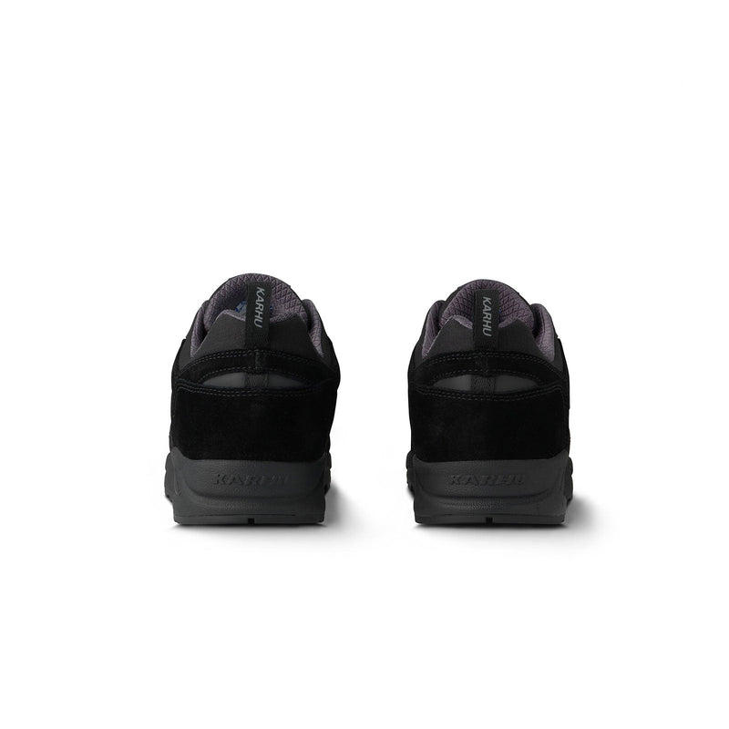 baskets karhu fusion toutes noires vues de l'arrière