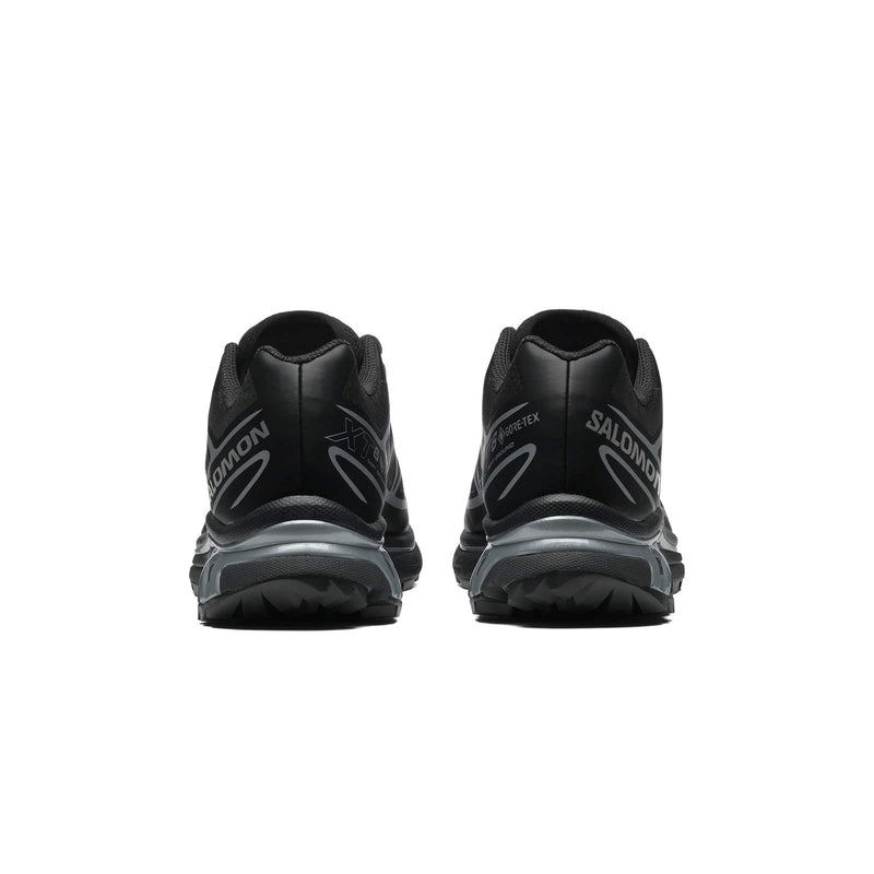 Vue arrière XT-6 GORE-TEX noire, spoiler technique et détails argentés