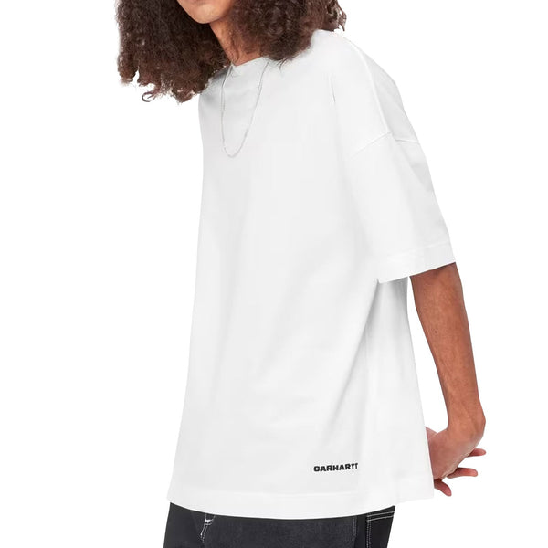T-shirt Carhartt blanc oversize broderie carhartt noir en bas du t-shirt a gauche vue de face mannequin