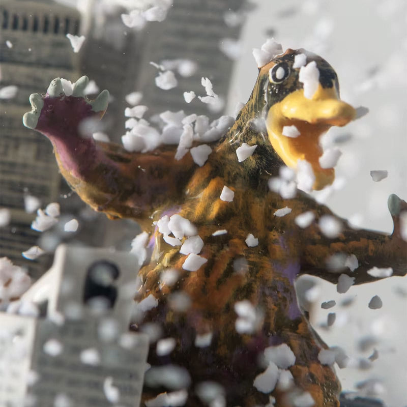 Boule a neige Carhartt  avec canard géant a coté d'immeuble façon Godzilla - Vue détail 