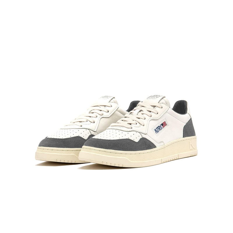 baskets autry daim gris et cuir pour hommes vue de trois quarts