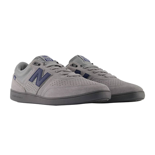 Chaussure de skate New Balance Numeric 508 Brandon Westgate Gris et logo bleu marine , vue de coté 